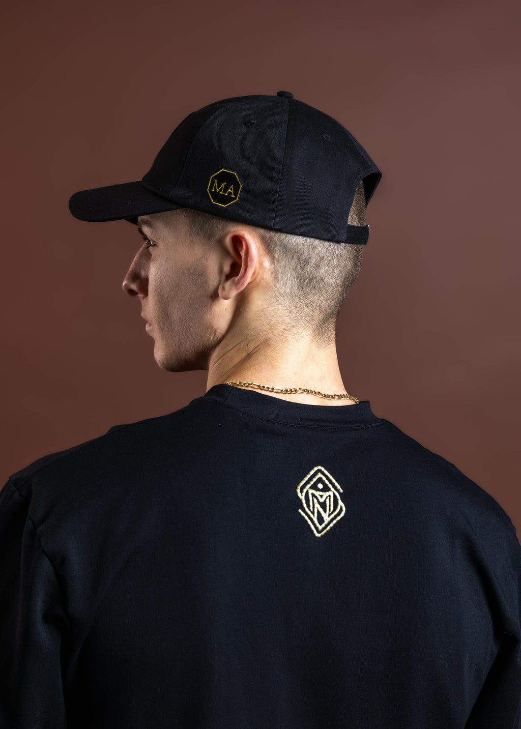 Шапка с емблемата на дракона